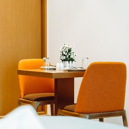 He Hotel Apartments ดูไบ ภายนอก รูปภาพ A table and chairs