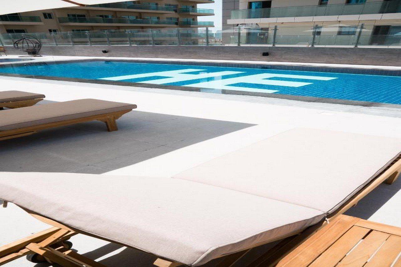 He Hotel Apartments ดูไบ ภายนอก รูปภาพ A pool cover