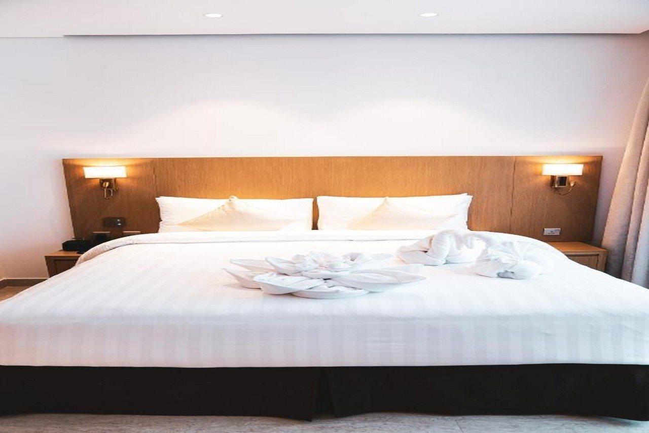 He Hotel Apartments ดูไบ ภายนอก รูปภาพ A bed