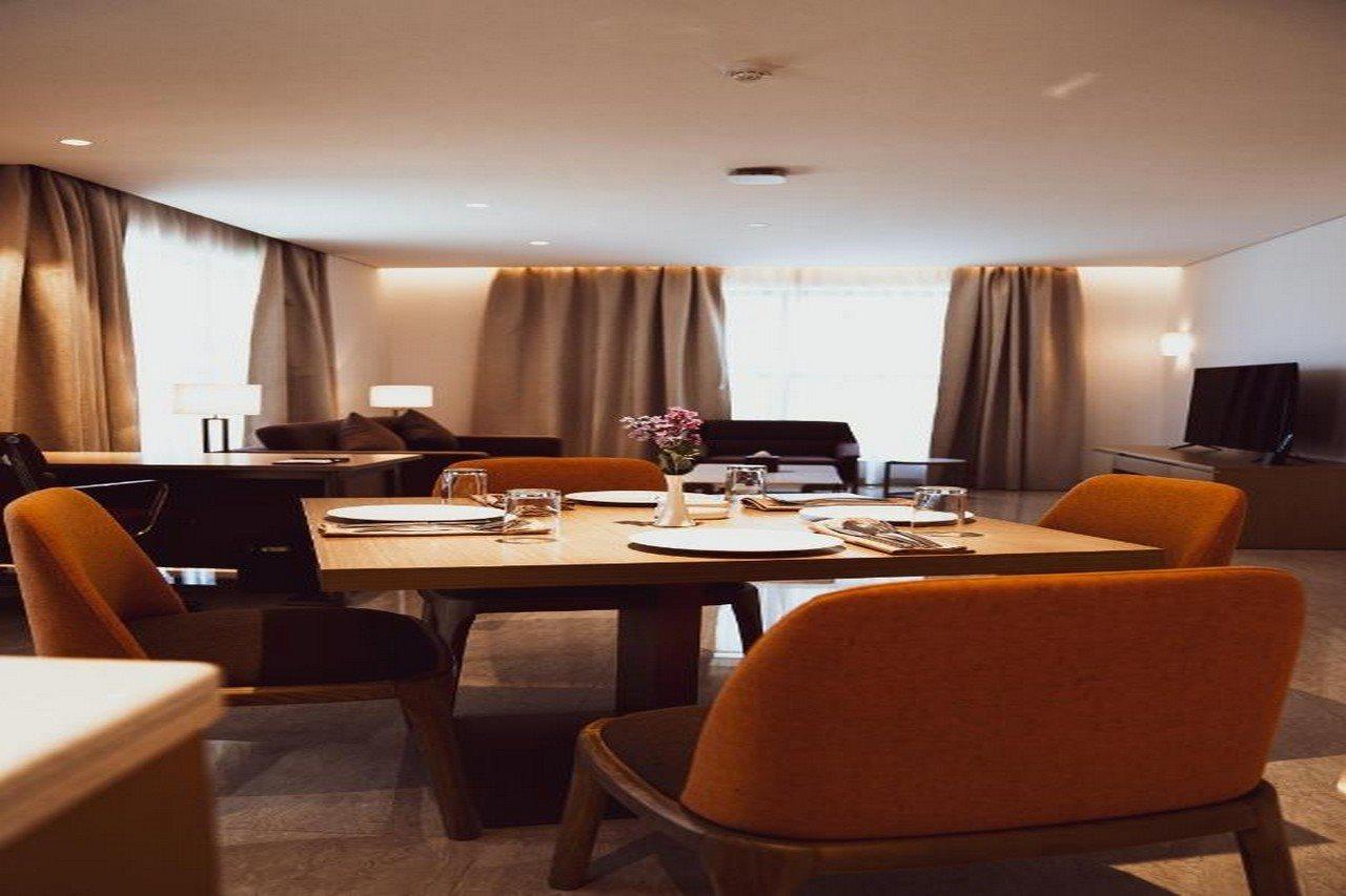 He Hotel Apartments ดูไบ ภายนอก รูปภาพ The interior of a suite at the hotel